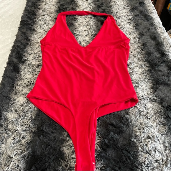💥Fashion Nova Tokoyo Deep Halter Neck Red Bodysuit💥 - Picture 5 of 7